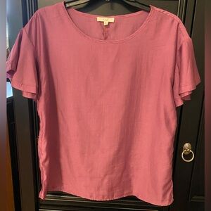 ‼️SALE-SALE-SALE‼️Bright pink satin-feel Easel top/blouse with flutter sleeves.💗